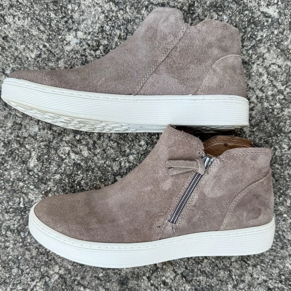 Sofft Women's Sz 8 M‎ Britton Casual Sneaker W/ Side Zip In Taupe Suede W/ Spot
